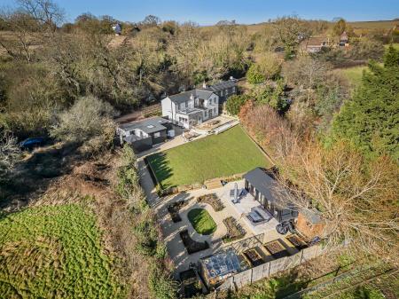 4 bedroom Character Property for sale in Dovers Green Cottages, Radlett, WD7