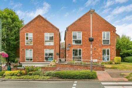 2 bedroom Flat for sale in High Street, Wheathampstead, AL4