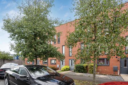 4 bedroom Terraced House for sale in Penn Way, Welwyn Garden City, AL7