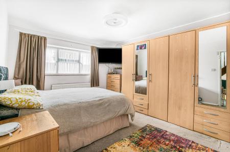 5 bedroom Semi-detached house for sale in Woollam Crescent, St Albans, AL3