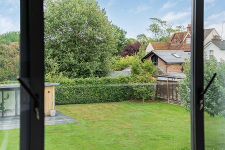 5 bedroom Detached house to let in Highfield Lane, St Albans, AL4