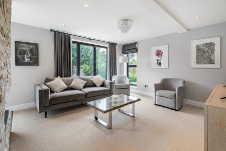 5 bedroom Detached house to let in Highfield Lane, St Albans, AL4
