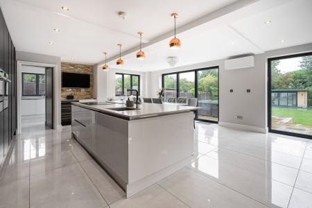 5 bedroom Detached house to let in Highfield Lane, St Albans, AL4