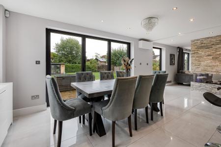 5 bedroom Detached house to let in Highfield Lane, St Albans, AL4