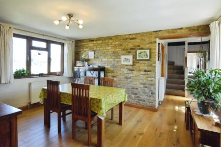 3 bedroom Detached house to let in Roestock Lane, Colney Heath, AL4