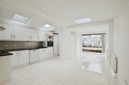 2 bedroom Flat to let in Windermere Avenue, Queen's Park, NW6