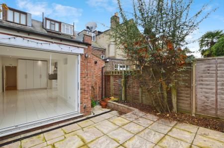 2 bedroom Flat to let in Windermere Avenue, Queen's Park, NW6