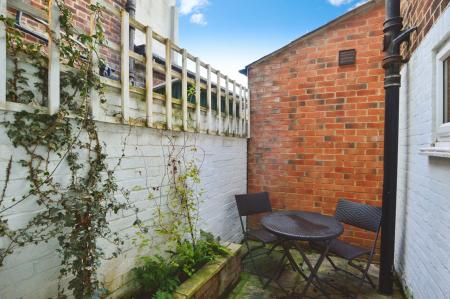 2 bedroom Flat to let in Windermere Avenue, Queen's Park, NW6