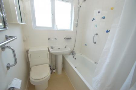 2 bedroom Bungalow to let in Driftwood Avenue, St Albans, AL2