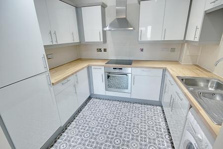 1 bedroom Flat to let in Parkhouse Court, Hatfield, AL10