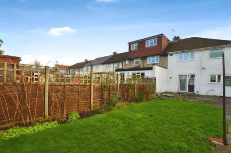 3 bedroom House to let in Harvey Road, London Colney, AL2