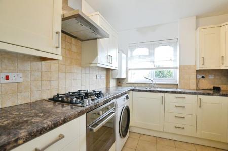 2 bedroom Flat to let in Glenbower Court, St Albans, AL4