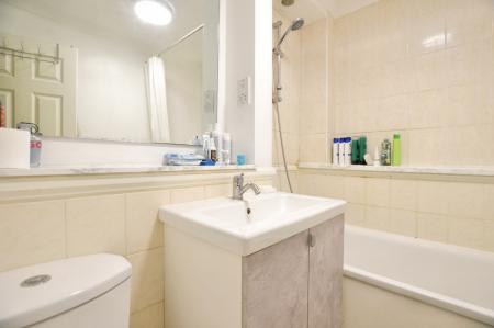 2 bedroom Flat to let in King Harry Lane, St Albans, AL3