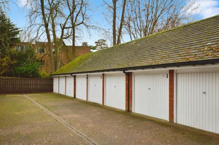 2 bedroom Flat to let in King Harry Lane, St Albans, AL3