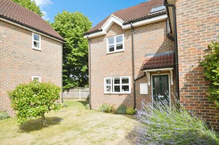 1 bedroom Ground floor maisonette to let in Banfield Court, London Colney, AL2