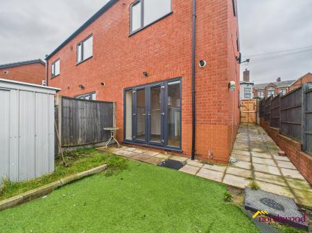 2 bedroom Town house to let in Old Court Street, Tunstall, ST6