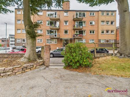 2 bedroom Flat to let in Hanover Street, Newcastle-under-Lyme, ST5