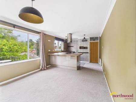 2 bedroom Flat to let in Hanover Street, Newcastle-under-Lyme, ST5