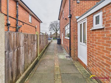 3 bedroom Semi-detached house to let in Courtway Drive, Sneyd Green, Stoke-on-Trent, ST1