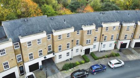 2 bedroom Flat for sale in Bishopfields Drive, York, YO26