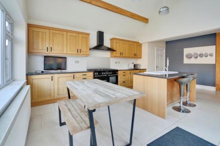 4 bedroom Detached house to let in Newlands Drive, Acomb, York, YO26