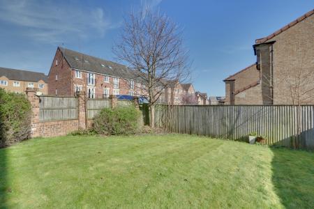 4 bedroom Detached house to let in Principal Rise, Dringhouses, York, YO24
