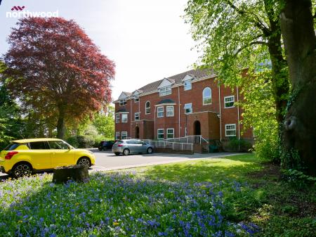 2 bedroom Flat for sale in Kingsmills Road, Wrexham, LL13