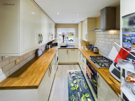 2 bedroom Semi-detached house for sale in Summerfields, Rhostyllen, LL14