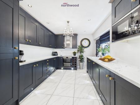 6 bedroom Detached house for sale in Wrexham Road, Pentre Bychan, LL14