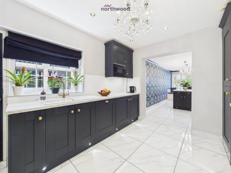 6 bedroom Detached house for sale in Wrexham Road, Pentre Bychan, LL14