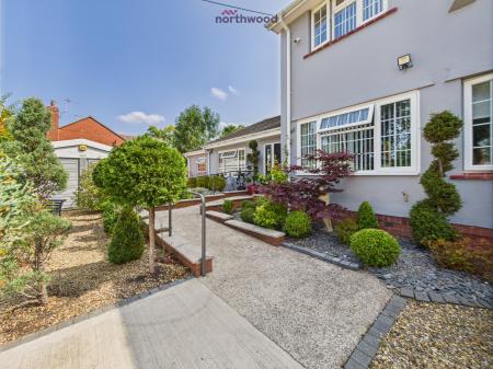 6 bedroom Detached house for sale in Wrexham Road, Pentre Bychan, LL14