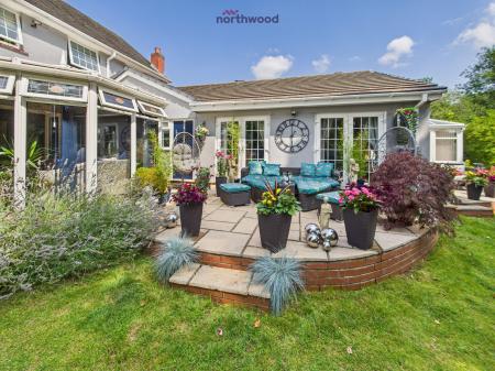 6 bedroom Detached house for sale in Wrexham Road, Pentre Bychan, LL14