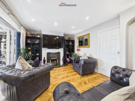 6 bedroom Detached house for sale in Wrexham Road, Pentre Bychan, LL14