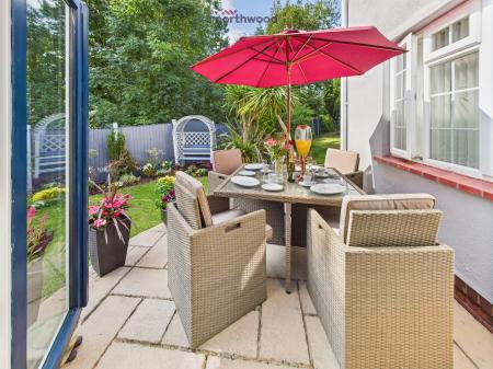 6 bedroom Detached house for sale in Wrexham Road, Pentre Bychan, LL14