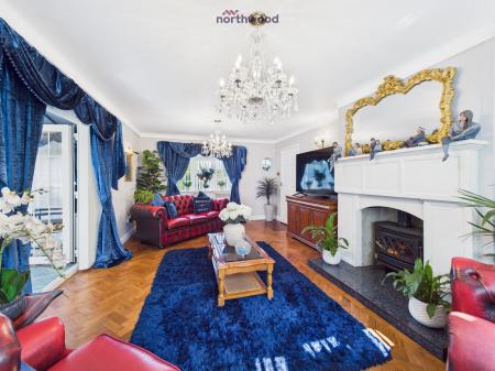 6 bedroom Detached house for sale in Wrexham Road, Pentre Bychan, LL14