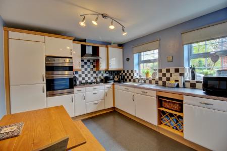 2 bedroom Flat for sale in Perrett Way, Ham Green, Bristol, BS20