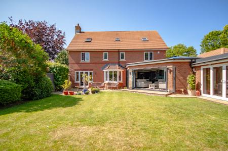 6 bedroom Detached house for sale in Queens Drive, Taunton, TA1