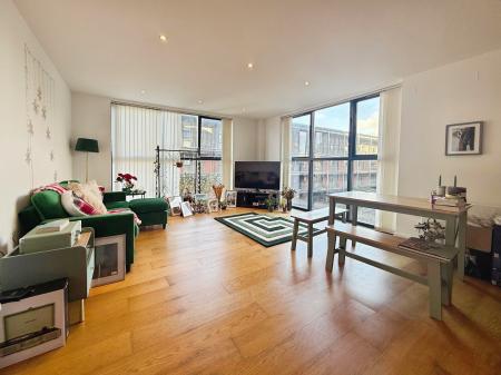 2 bedroom Flat for sale in Airpoint, Skypark Road, BS3