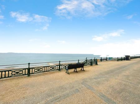 3 bedroom Flat to let in Kings Esplanade, Hove, BN3