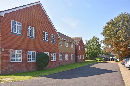 2 bedroom Flat to let in Loxley Gardens, Bulkington Avenue, Worthing, BN14