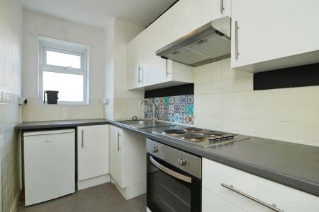 1 bedroom Studio flat to let in Lancaster Court, Hove, BN3
