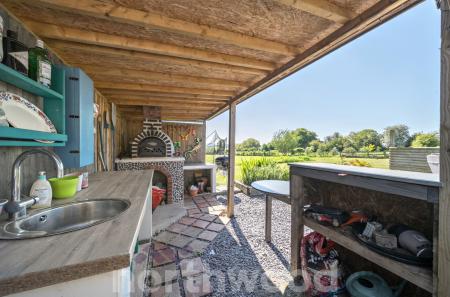 3 bedroom Semi-detached house for sale in The Granary, Acton Beauchamp