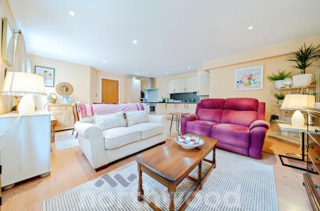 2 bedroom Apartment for sale in Hanbury House, Battenhall Road