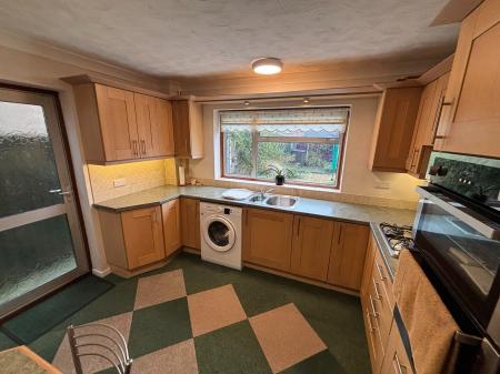 3 bedroom Semi-detached house to let in Broadfield Crescent, Fernhill Heath, Worcester, WR3