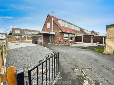 2 bedroom Semi-detached house for sale in Alder Grove, Moorends, Doncaster, DN8