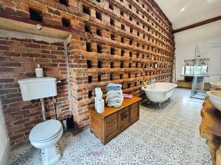 4 bedroom Character Property for sale in Bridge Street, Thorne, Doncaster, DN8