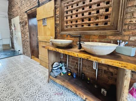 4 bedroom Character Property for sale in Bridge Street, Thorne, Doncaster, DN8