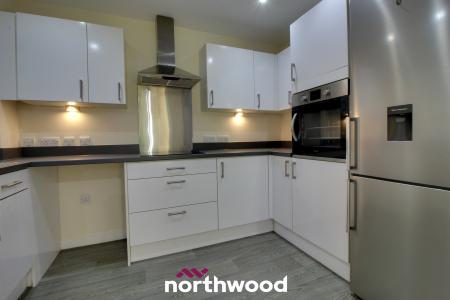 2 bedroom Flat for sale in Church Street, Thorne, Doncaster, DN8
