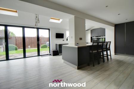 4 bedroom Detached house for sale in Kingsmede, Moorends, Doncaster, DN8