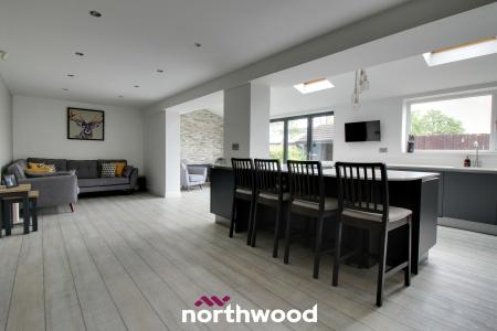 4 bedroom Detached house for sale in Kingsmede, Moorends, Doncaster, DN8